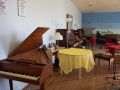 Voici un studio inspirant où Fred empile les possibilités : l’École de musique Denys-Arcand à Deschambault-Grondines.
Le mur de claviers l’inspire déjà!